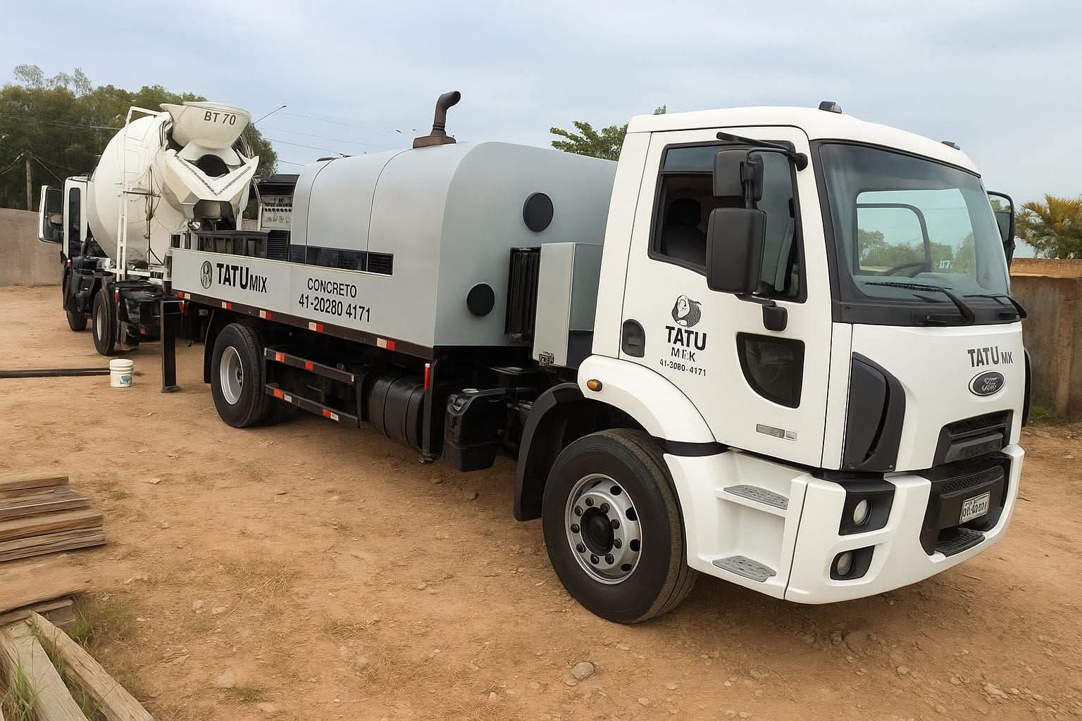 Caminhão da TatuMix com bomba de concreto estacionária e betoneira ao fundo