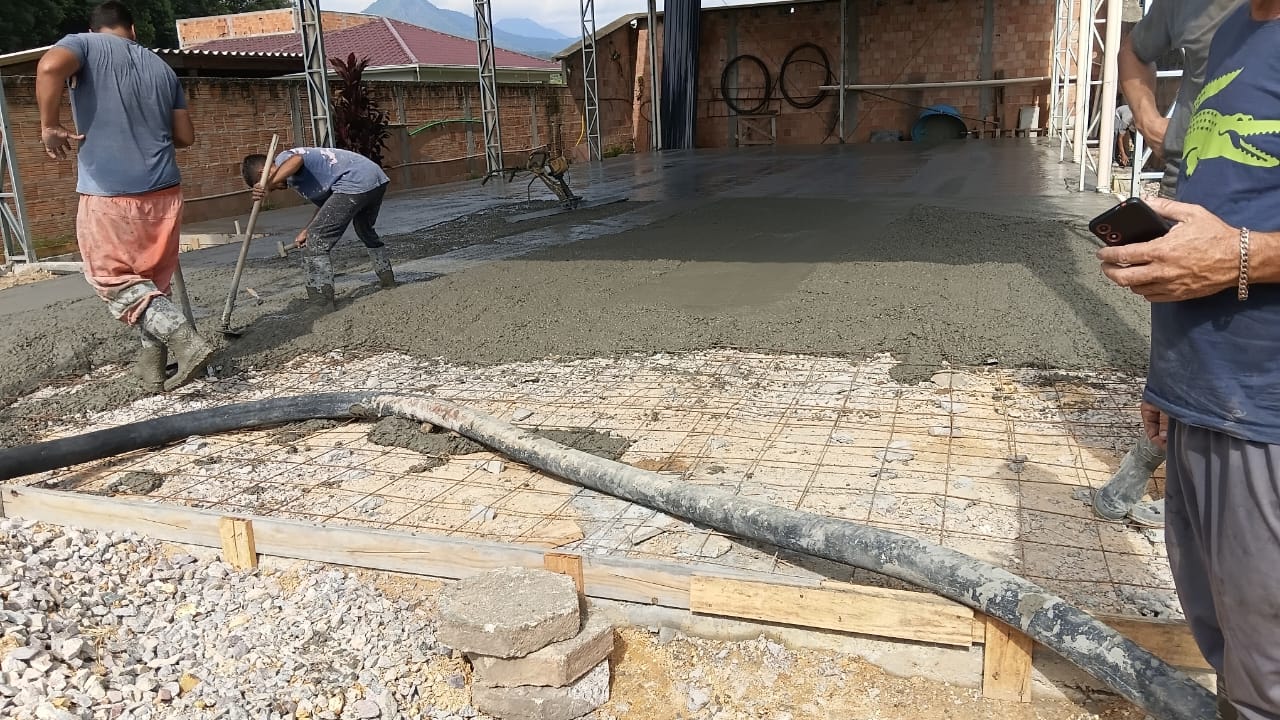 Concreto espalhado e nivelado com precisão em terrenos e acessos